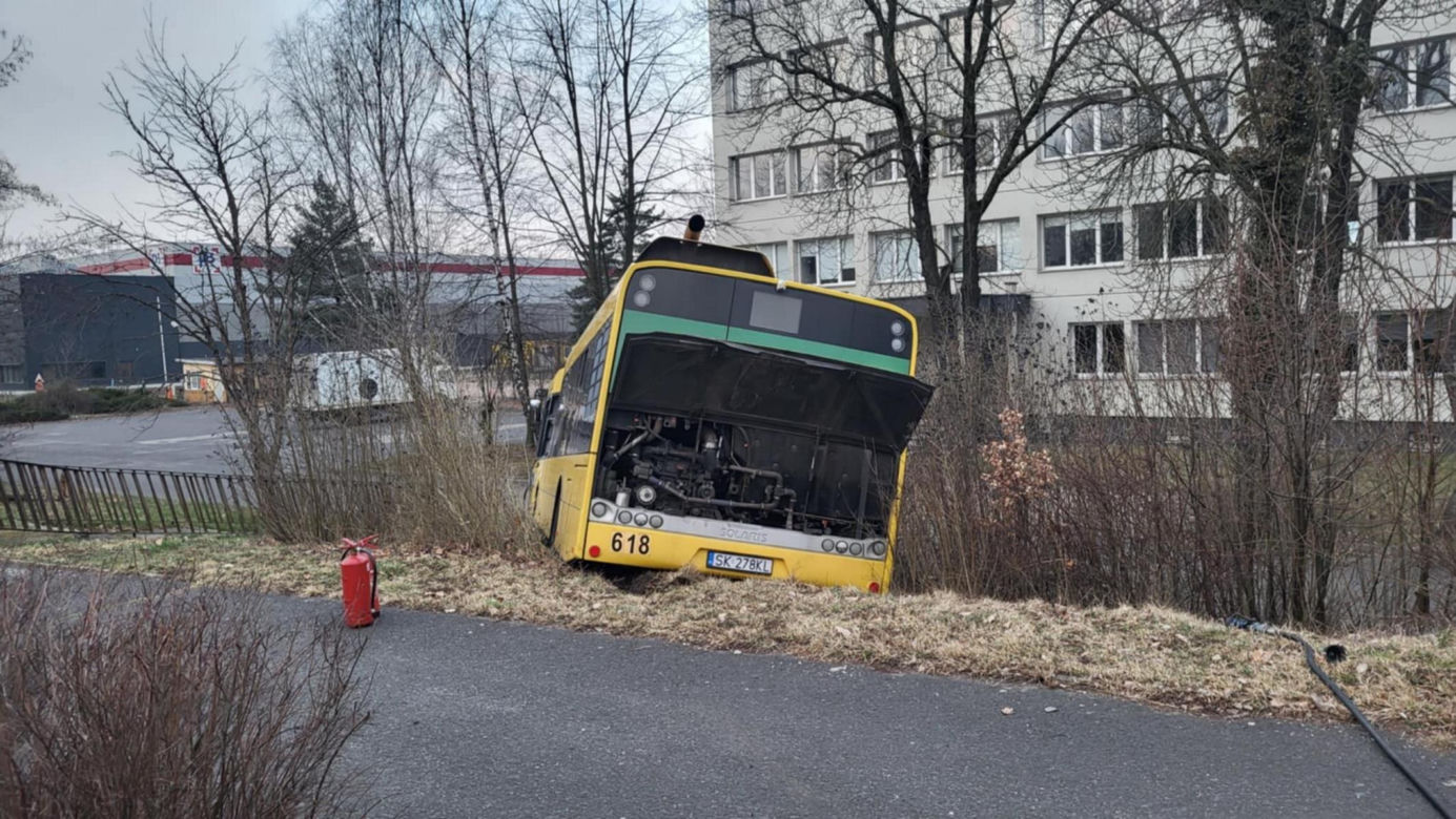  Dramatyczny wypadek autobusów w Katowicach! Kierowca wypadł przez okno.