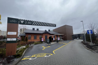 Nietypowy McDonald's przy ul. Radzymińskiej w Warszawie