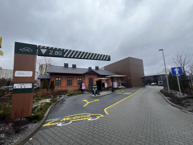 Nietypowy McDonald's przy ul. Radzymińskiej w Warszawie