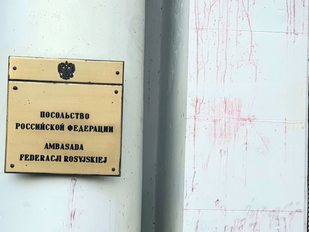 Rosyjska ambasada oblana czerwoną farbą. Zniszczono również flagę Rosji