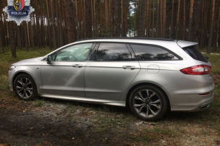 Ford Mondeo padł łupem złodzieja, ale ostatecznie został porzucony w lesie