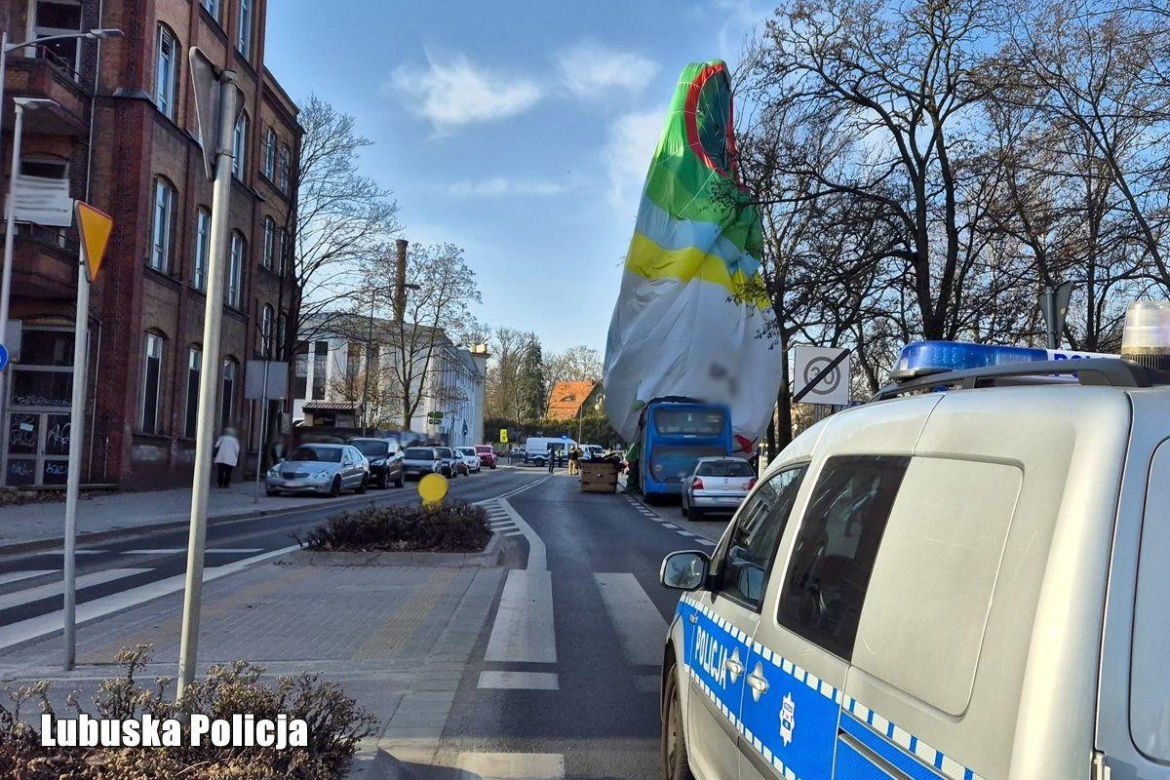 Szokujący wypadek! Balon uderzył w blok, jedna osoba nie żyje