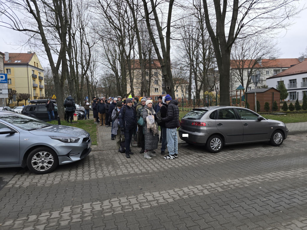 Kilkaset ludzi czeka przed wejściem do punktu obsługi grantobiorców w Tychach