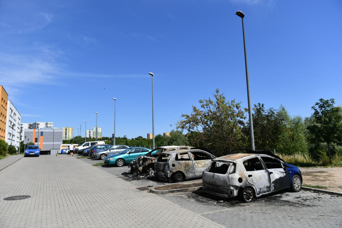  Pożar na parkingu w Gdańsku. Doszczętnie spłonęły trzy auta