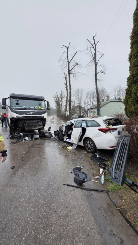 Groźny wypadek w Krzesku-Majątku. W aucie zakleszczona była jedna osoba