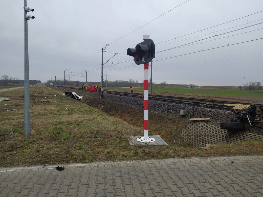 Tragiczny wypadek na przejeździe kolejowym w miejscowości Kąty. Nie żyje kierowca ciężarówki [ZDJĘCIA]
