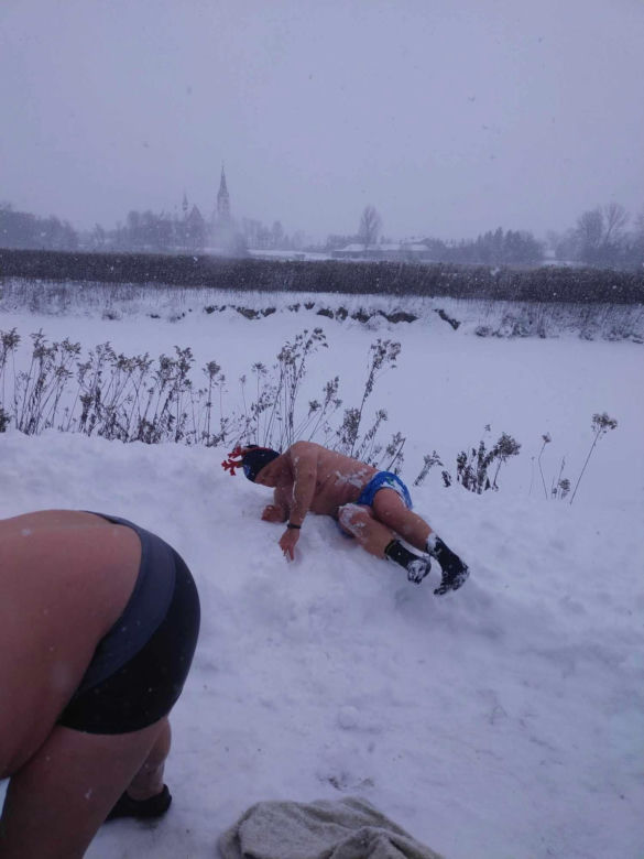 Rozkuli lód i weszli do wody. Tak wyglądało morsownaie w woj. lubelskim!