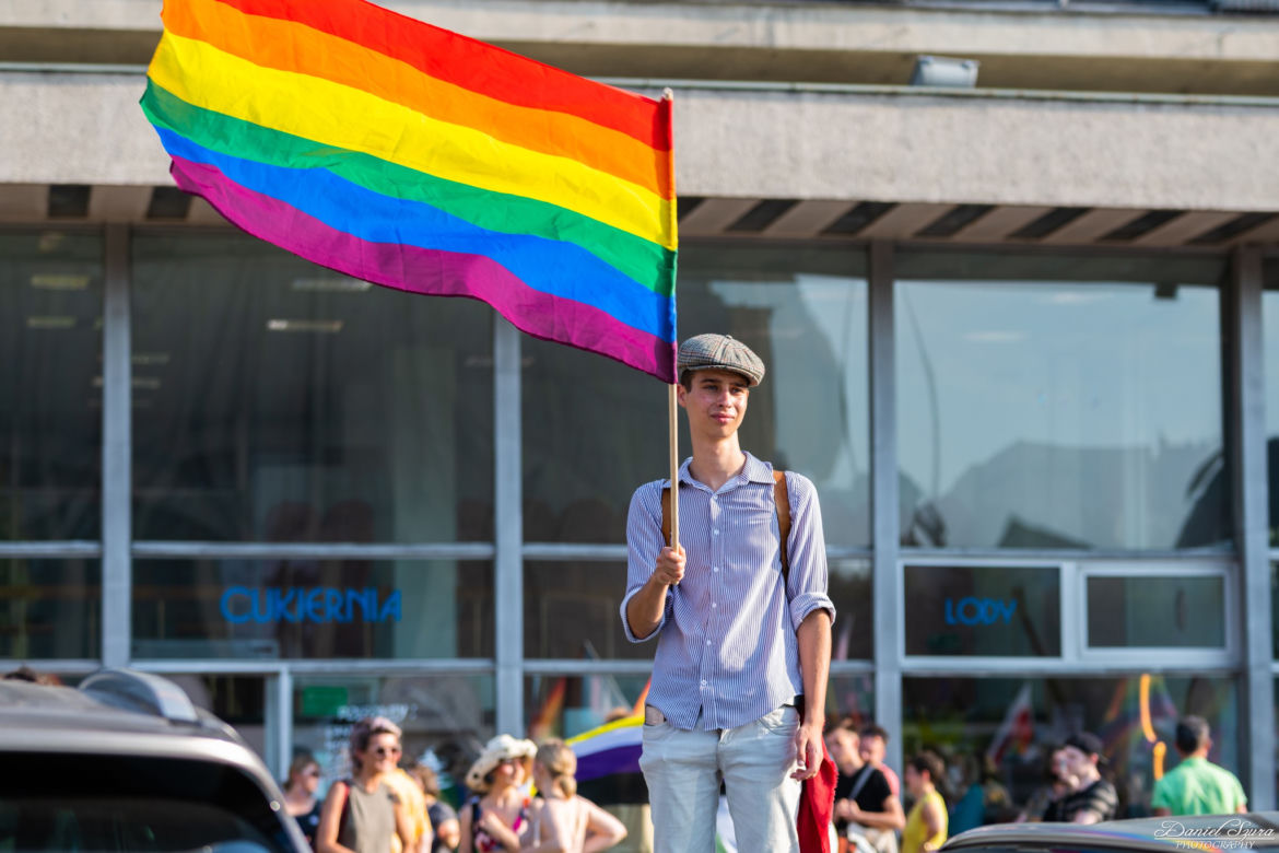 Marsz Równości w Krakowie - tłumy na wydarzeniu pod hasłem "Zaczerpnąć tchu".
