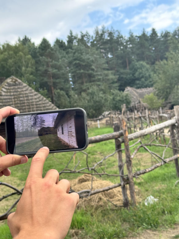 A oto kilka zdjęć scenografii i kostiumów.