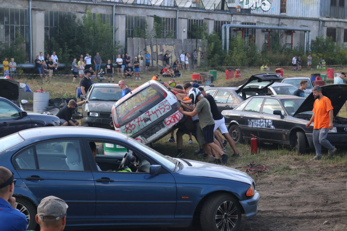 Charytatywny Wrak Race. Andrzej z Plutycz i Adam Kraśko zbierali pieniądze dla chorej Dominiki