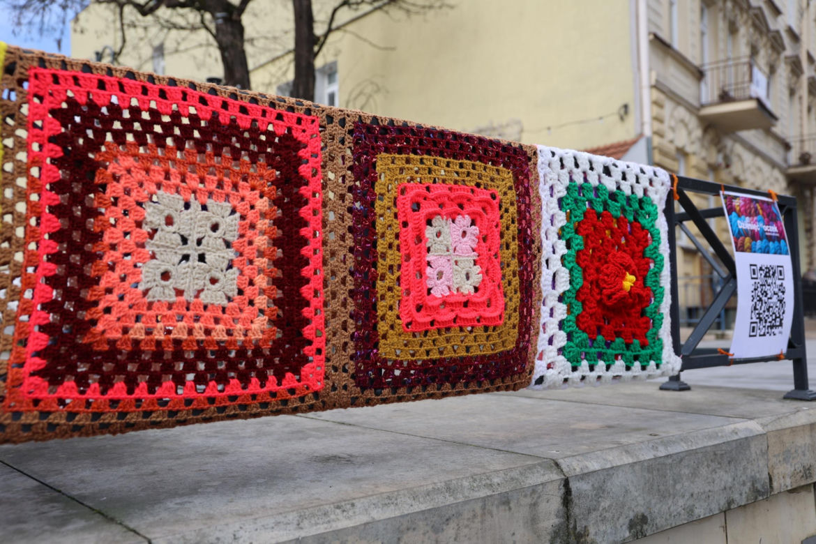 Kolorowe instalacje opanowały Lublin. Tak „Otulanie włóczką” świętuje swoje 10. urodziny!
