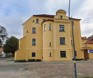 To nie muzeum ani hotel. W tym zamku w Polsce działa starostwo