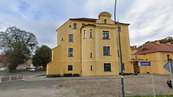 To nie muzeum ani hotel. W tym zamku w Polsce działa starostwo