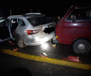 Grajewo. Pędzący kierowca skody rozbił się na ciężarówce z drewnem [ZDJĘCIA]