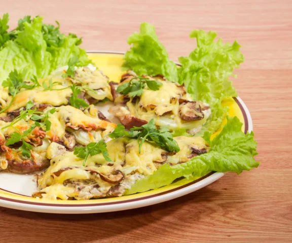 Kotlet po góralsku – schab zapiekany z pieczarkami i serem jak z karczmy