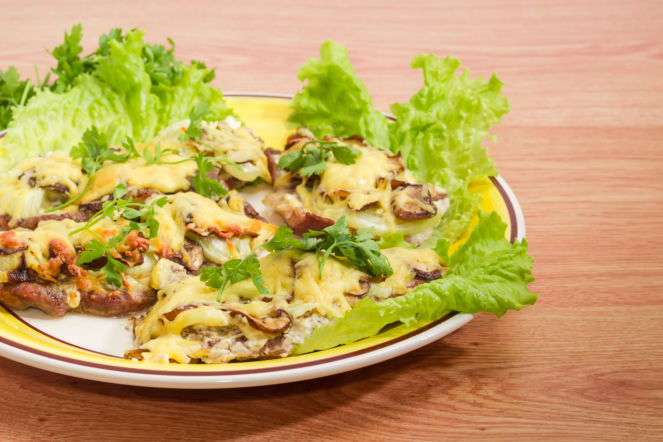 Kotlet po góralsku – schab zapiekany z pieczarkami i serem jak z karczmy