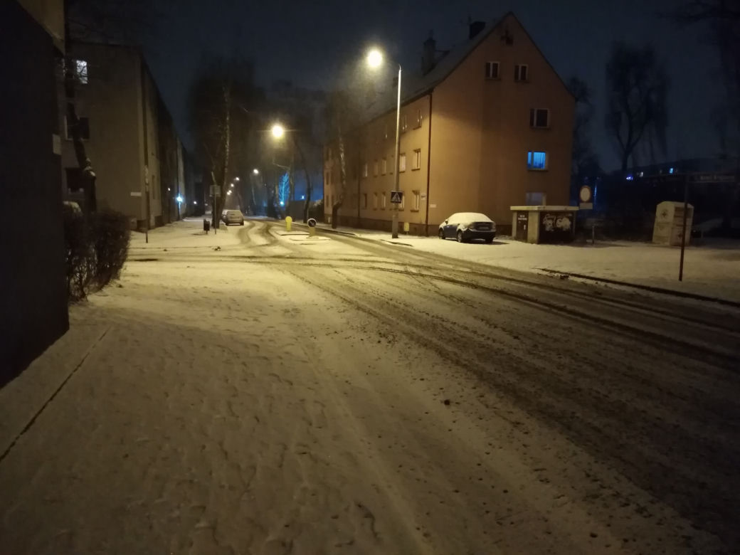 Atak zimy w Polsce. Śnieg na drogach w Zabrzu