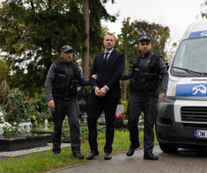 Pierwsza miłość: Stik ucieka z konwoju transportującego go do więzienia z pogrzebu Teresy... Marta i Emilka są w niebezpieczeństwie?