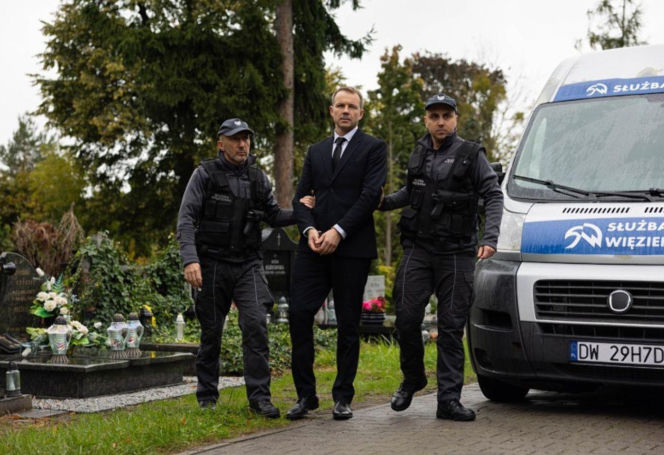 "Pierwsza miłość": Stik ucieka z konwoju transportującego go do więzienia z pogrzebu Teresy... Marta i Emilka są w niebezpieczeństwie?