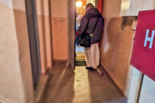 Ile dać księdzu po kolędzie? Znamy konkretne kwoty. Nie ma żadnych wymagań