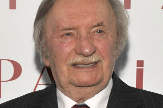 Wojciech Pokora odzywa się z zaświatów i siada z żoną w fotelu