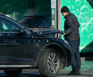 Robert Więckiewicz myje samochód