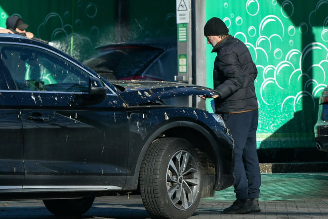 Robert Więckiewicz myje samochód