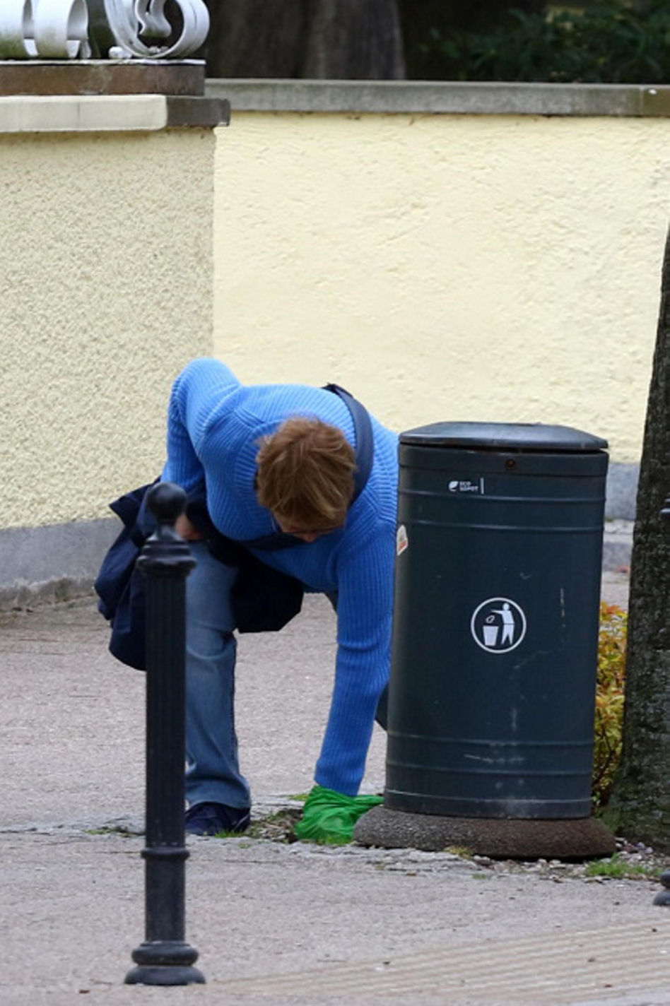 Ilona Łepkowska z mężem i psem na spacerze w Sopocie
