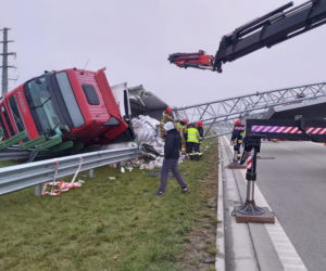 Ciężarówka z energetykami zablokowała S7