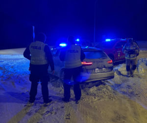 Polska sparaliżowana przez śnieg! Zamknięte drogi wojewódzkie, utrudnienia na S7 i kolei