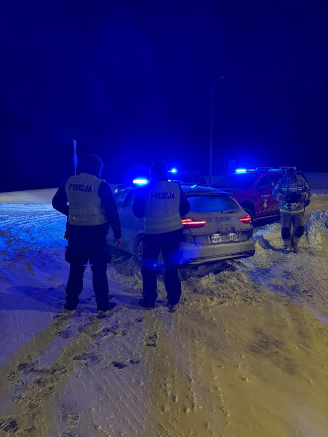 Polska sparaliżowana przez śnieg! Zamknięte drogi wojewódzkie, utrudnienia na S7 i kolei