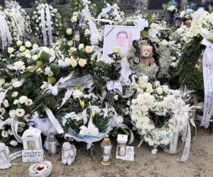 Białe misie strzegą grobu Nikodema Mareckiego. 11-letni aktor zginął w strasznym wypadku