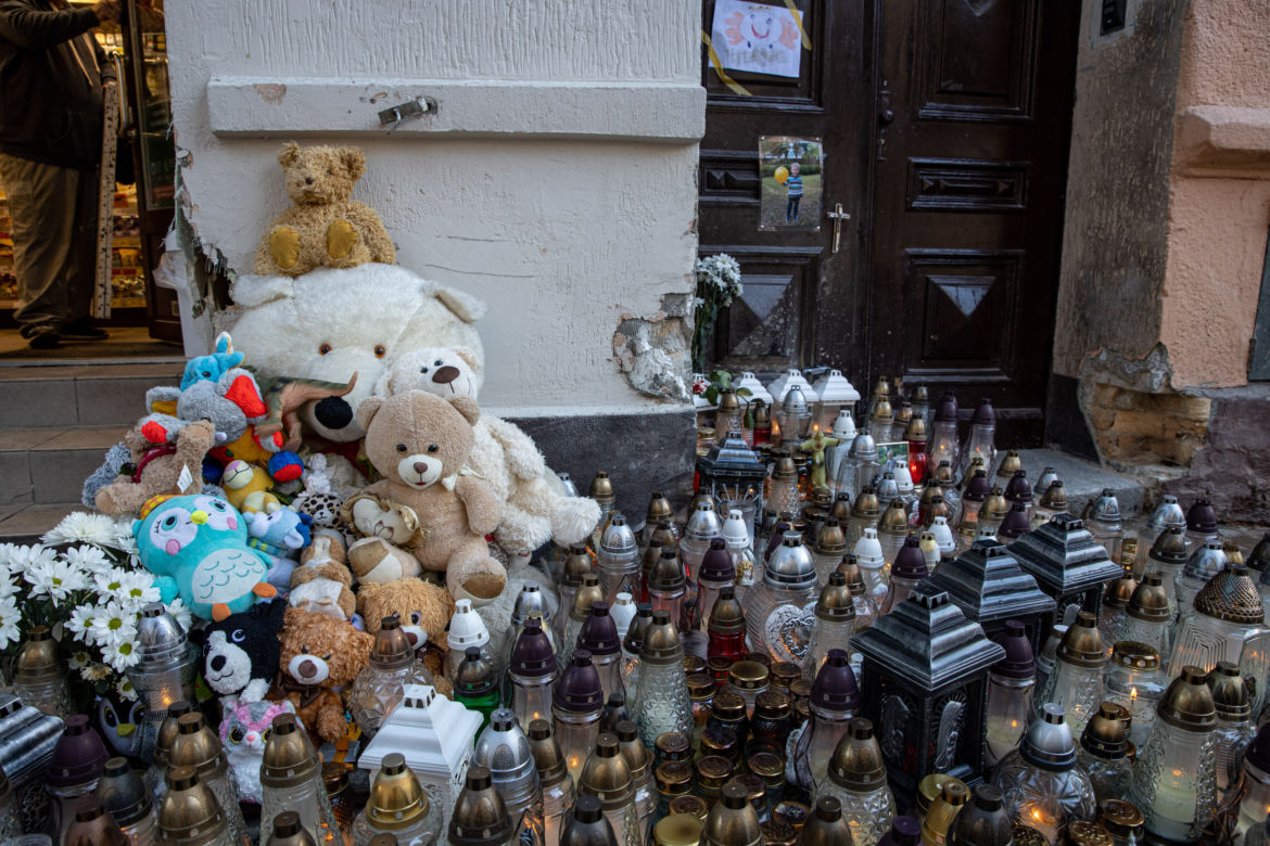 Miejsce tragedii utonęło w zniczach