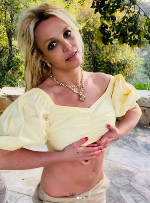 Britney Spears chwali się, że utyła. "Przynajmniej mam tyłek". Wije się po podłodze i tańczy z psami