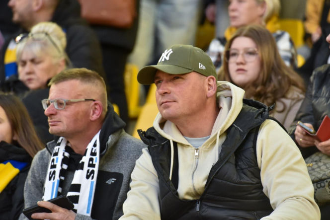 PRES Grupa Dewloperska Toruń - Abramczyk Polonia Bydgoszcz, zdjęcia kibiców i zawodników z pożegnania Adriana Miedzińskiego