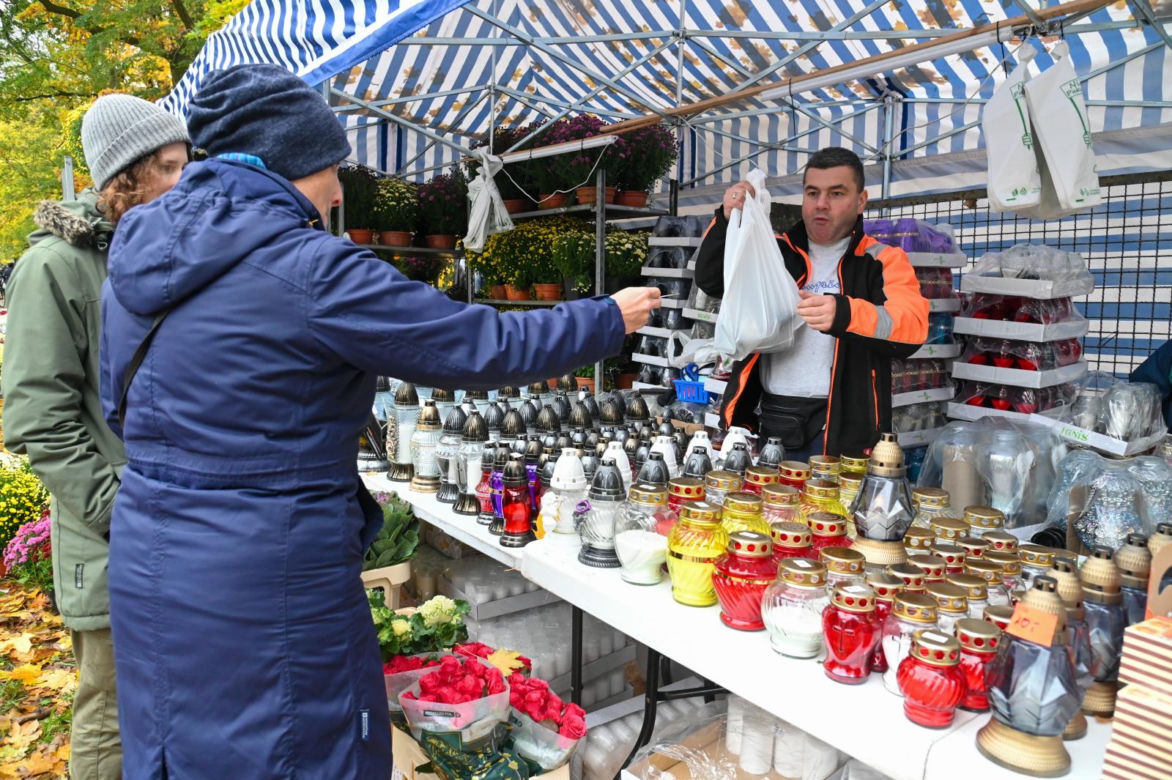 Porządki na Cmentarzu Centralnym w Szczecinie