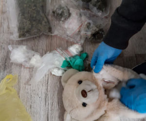 Białystok. Policja WKROCZYŁA do mieszkania. Narkotyki w pluszowym misiu i w bieliźnie 23-latki