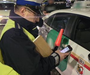 Skontrolowali taksówkarzy i kierowców na aplikację w Lesznie. Kto i jak wozi pasażerów?