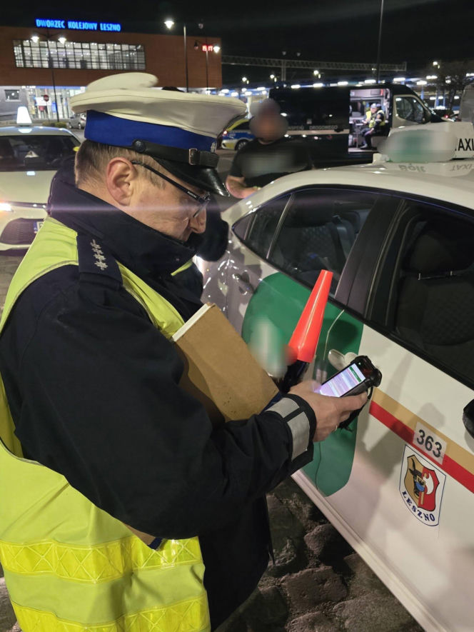 Skontrolowali taksówkarzy i kierowców "na aplikację" w Lesznie. Kto i jak wozi pasażerów?