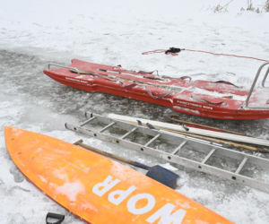 Gdy załamie się lód. Co robić, by uratować siebie lub kogoś, gdy wpadnie do wody?