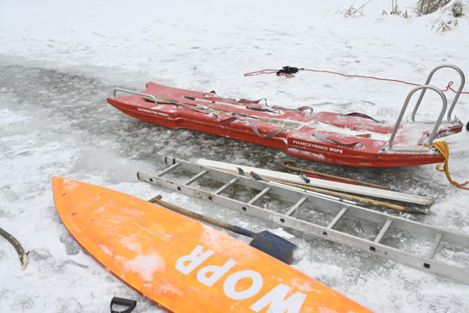 Gdy załamie się lód. Co robić, by uratować siebie lub kogoś, gdy wpadnie do wody?