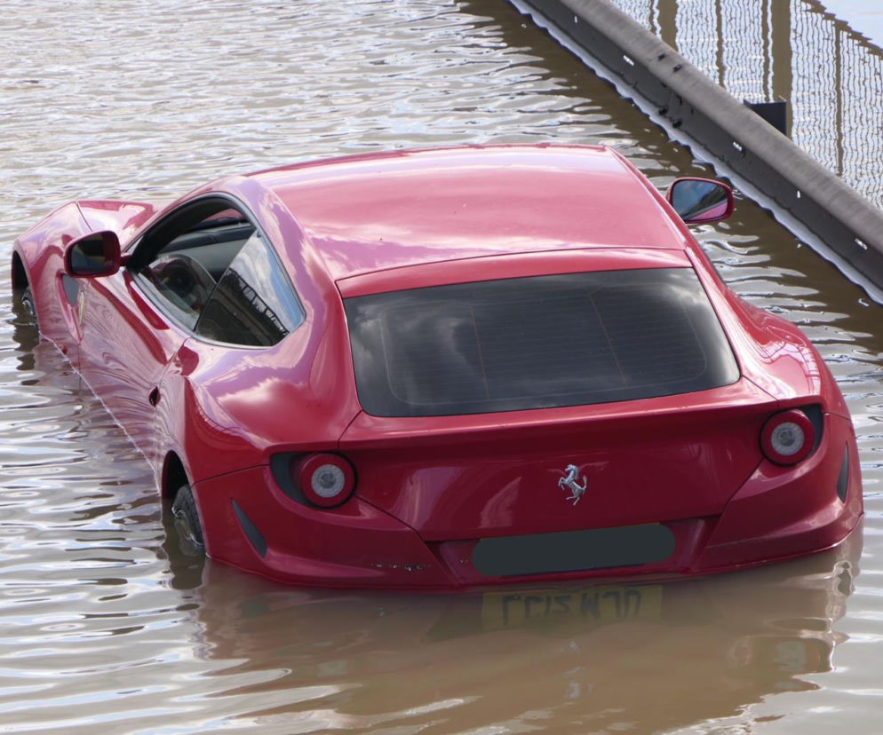 Ferrari FF przegrało z wodociągiem. Czy Matka Natura uwzięła się na sportowe auta?