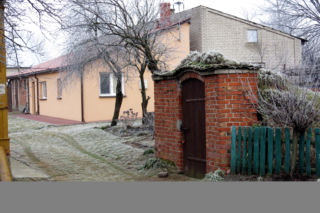 powiesił rodziców, potem siebie.
