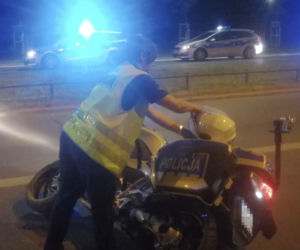 Policjant na noszach. Motocykl w rozsypce. Szokująca nocna akcja mundurowych!