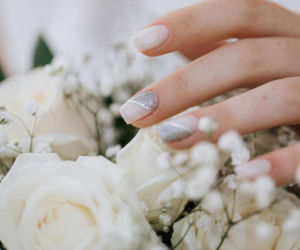 Kiedyś były uważane za kiczowate, teraz znów są modne. Perłowe paznokcie wracają w wielkim stylu