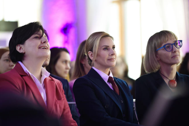 Marta Nawrocka w garniturach