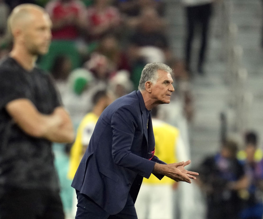 Trener Carlos Queiroz gestykuluje na boisku. O poszukiwaniach nowego selekcjonera Ghany przeczytasz na SE.
