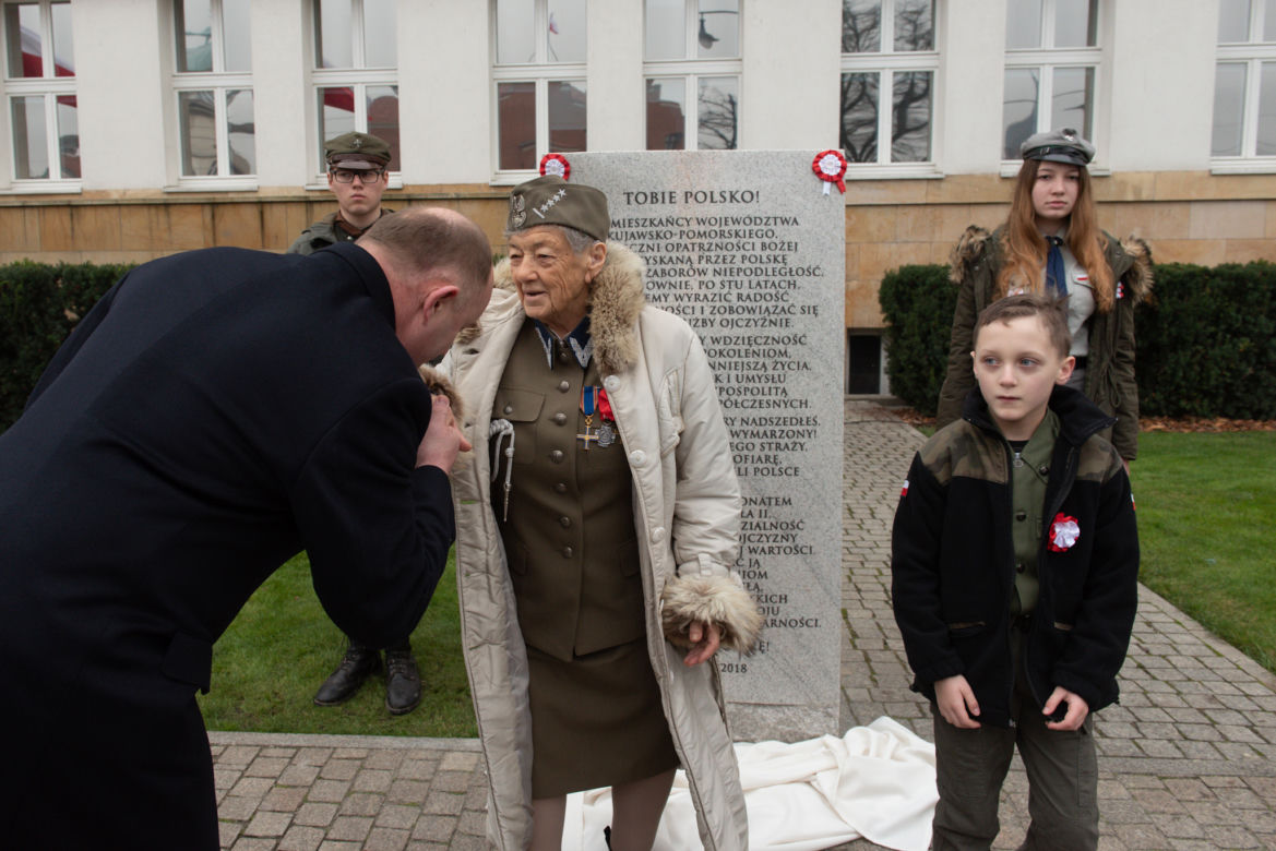 W Toruniu odsłonięto piękną tablicę, upamiętniającą obchody 100-lecia odzyskania niepodległości
