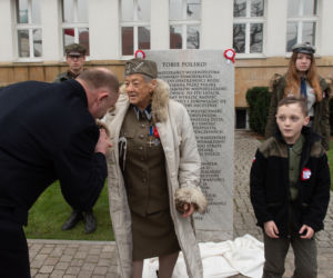 W Toruniu odsłonięto piękną tablicę, upamiętniającą obchody 100-lecia odzyskania niepodległości
