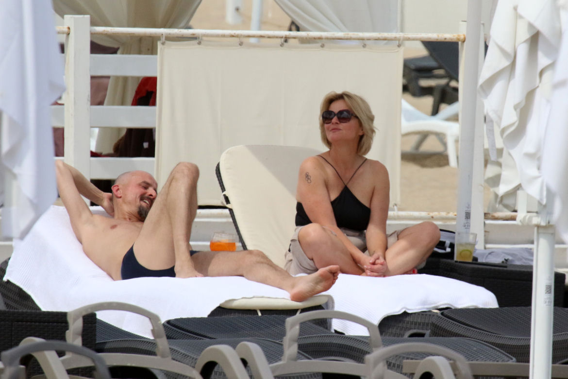 Monika Richardson z ukochanym na plaży